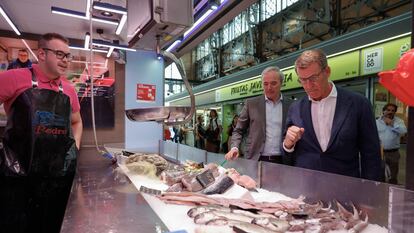 El líder del PP, Alberto Núñez Feijóo (a la izquierda), y el alcalde de Zaragoza, Jorge Azcón, visitan un mercado el jueves.