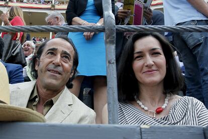 Ángeles González-Sinde, junto al torero retirado Luis Francisco Esplá, en Las Ventas en junio de 2010.