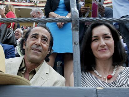 Ángeles González-Sinde, junto al torero retirado Luis Francisco Esplá, en Las Ventas en junio de 2010.