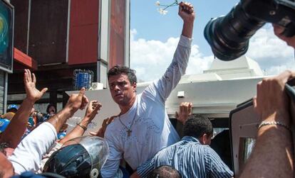 Leopoldo L&oacute;pez en el momento de ser trasladado al furg&oacute;n policial tras su detenci&oacute;n.