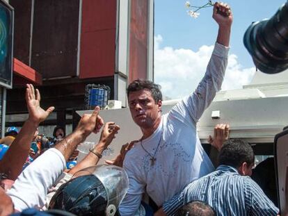 Leopoldo L&oacute;pez en el momento de ser trasladado al furg&oacute;n policial tras su detenci&oacute;n.