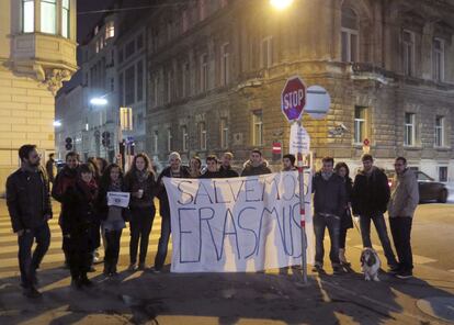 Los estudiantes han permanecido alrededor de una hora frente a la sede de la Embajada de España en Viena (Austria), con pancartas con el lema "Salvemos Eramsus" y repartiendo sobres a los viandantes con billetes con la caricatura del ministro español de Educación, José Ignacio Wert.