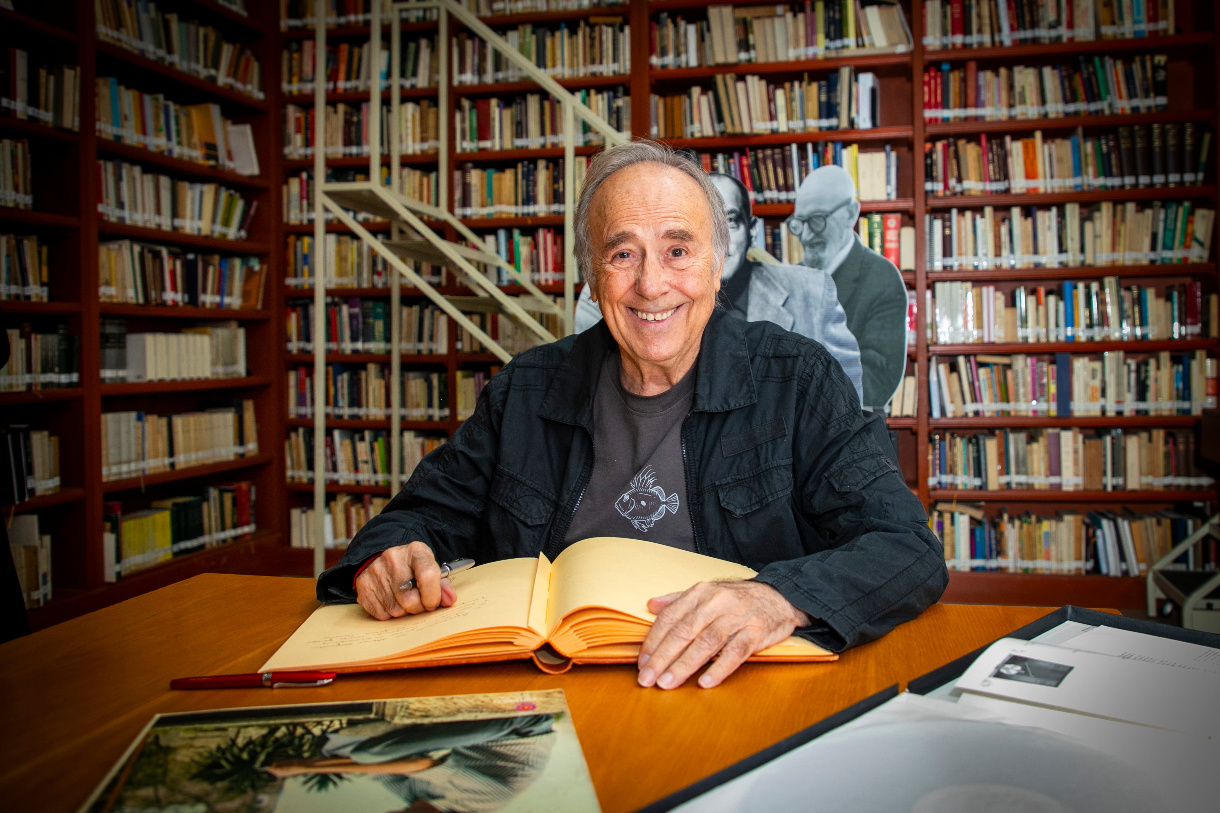 Joan Manuel Serrat en la biblioteca del Ateneo Español de México, Ciudad de México, este lunes.