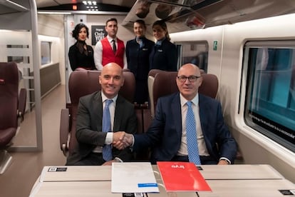 Jesús Nuño de la Rosa, CEO de Air Europa,  y Simone Gorini, CEO de Iryo, firman un acuerdo para que los pasajeros puedan combinar el tren y el avión en un único billete.
AIR EUROPA E IRYO
22/06/2023