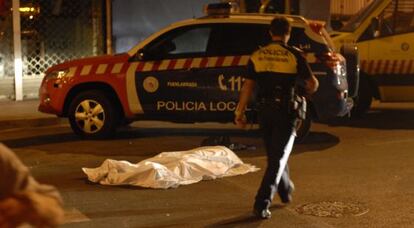 La policía acordona la zona del asesinato.