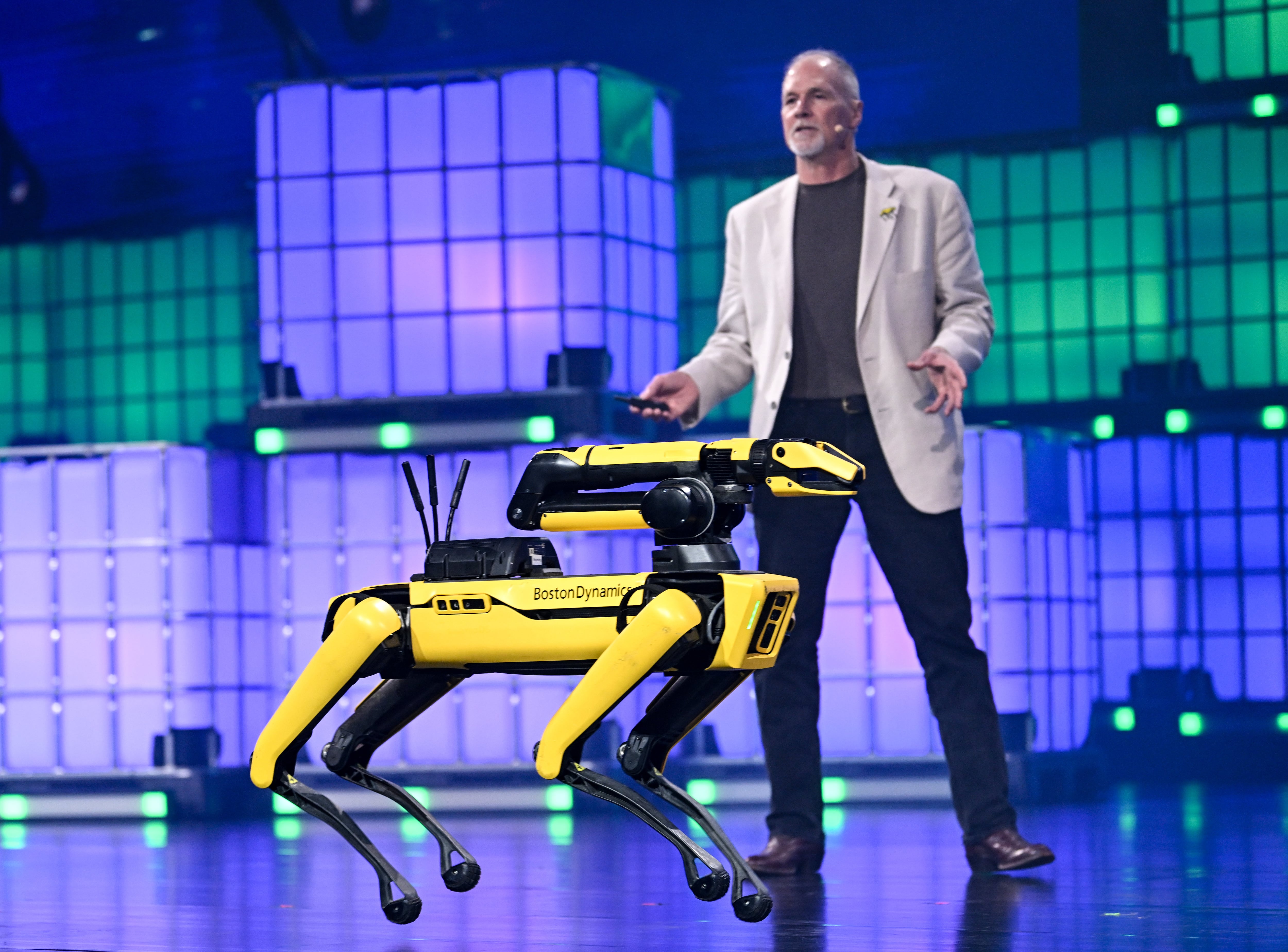 Robert Playter, CEO de Boston Dynamics, con el robot 'Spot' en el Web Summit 2025 en Lisboa (Portugal), a 12 de noviembre de 2025.