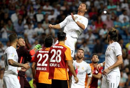Ronaldo rodeado de rivales