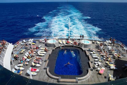 Piscina del <i>MS Balmoral</i>, el barco crucero que partirá el 8 de abril de Southampton (Inglaterra) siguiendo la ruta del <i>Titanic</i> hasta Nueva York