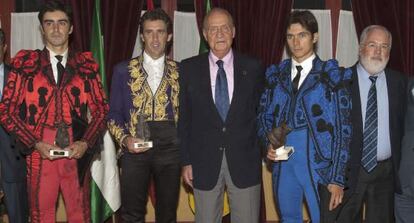 De izquierda a derecha, Miguel Ángel Perera, Pablo Hermoso de Mendoza el rey don Juan Carlos I, Sebastián Castella y Miguel Arias Cañete, tras la corrida de toros del Bicentenario en Cádiz.