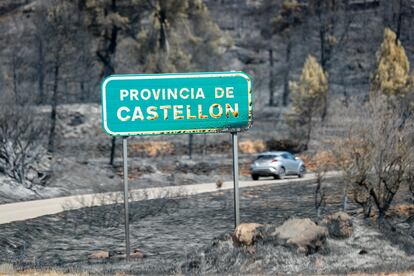 Un paraje arrasado por el incendio en Puebla de Arenoso, Castellón, este jueves.