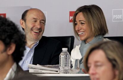 Alfredo Pérez Rubalcaba y Carme Chacón también han tenido tiempo para la distensión durante el comité federal del PSOE.