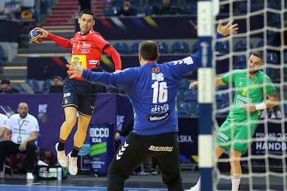 Mundial de balonmano: Ángel Fernández lanza ante Nebojsa Simic durante el España-Montenegro