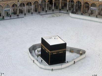 Agentes de la policía vigilan la Kaaba, el gran cubo que se encuentra en la Gran Mezquita de La Meca, en Arabia Saudí, el pasado 6 de marzo. El lugar santo de los musulmanes se encontraba vacío en una medida para intentar luchar contra la epidemia del coronavirus. 