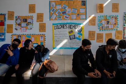 Alumnos de la preparatoria 16 de Guadalajara delante del mural que prepararon para la escritora Dolores Reyes.