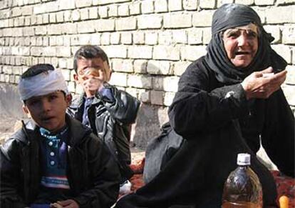 La madre y los hijos de la mujer fallecida en la explosión de ayer, en Bagdad.