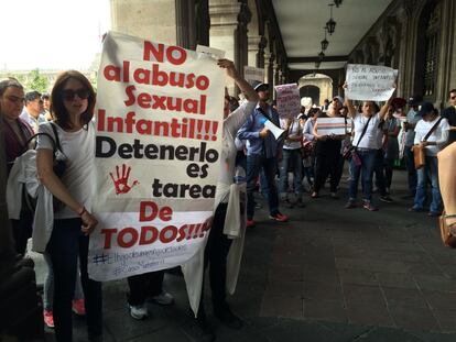 Los manifestantes llegaron hasta las oficinas del Gobierno de la Ciudad para entregar un documento en el que solicitan su intervención en el caso, pues están inconformes con la actuación de la Fiscalía.