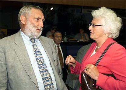 El comisario Franz Fischler conversa con la ministra danesa de Agricultura, Mariann Fisher, ayer en Luxemburgo.