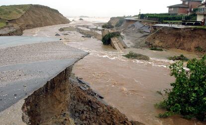 Un tramo de carretera que da acceso a la playa de Verdicio, en el concejo asturiano de Gozón, ha sido destruido por el fuerte temporal de lluvia y viento que azota a norte de España.