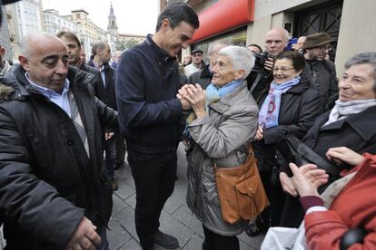 11-12-15, vitoria
 El candidato socialista a presidente del Gobierno, Pedro S?nchez, recorre varias calles de Vitoria acompaCado por la secretaria general del PSE-EE, Idoia Mendia, y por candidatos alaveses al Congreso y al Senado, Javier Lasarte, y Julia Liberal 
foto: L. RICO