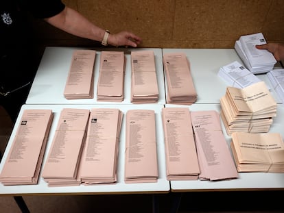 Un colegio electoral de Pamplona se prepara para las elecciones del 28 de mayo.