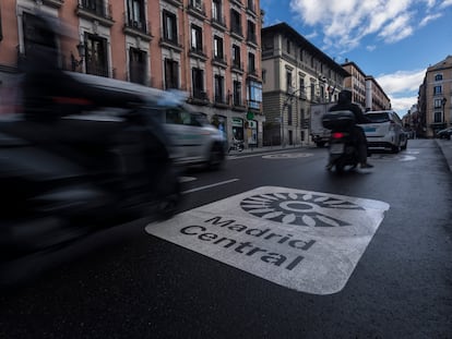Dos motos circulan por la calle Mayor el pasado viernes, justo por encima de la señal de Madrid Central.
