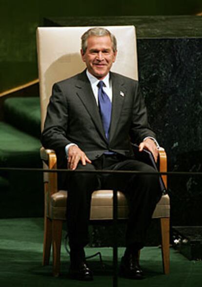 Bush toma asiento antes de intervenir ante la Asamblea de la ONU.