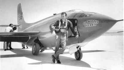 Chuck Yeager apoyado en el X-1 con el que rompió la barrera del sonido en 1947.