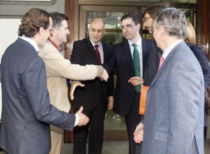 Miembros del PSE y del PP, reunidos ayer en Bilbao. De izquierda a derecha, Alfonso Alonso, Jesús Eguiguren, Rodolfo Ares, Leopoldo Barreda, Iñaki Oyarzábal, Arantza Quiroga (oculta) y Anton Damborenea.