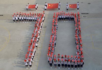Estudiantes forman la figura del número '70' con los colores de la bandera de China en Handan, en el noreste del país asiático. Las autoridades chinas prosiguen los preparativos para el gran desfile militar del próximo jueves, en el que se conmemorará el 70 aniversario del final de la II Guerra Mundial.