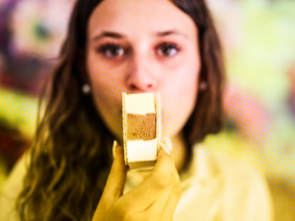 Una mujer disfruta de un helado de corte de varios sabores.