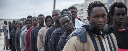 Un grupo de inmigrantes hace cola a la entrada del CIE de Melilla en marzo.