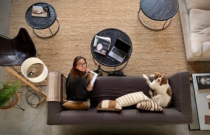 Retrato de Sandra Tarruella, rodeada por las texturas y tonos naturales y atemporales que caracterizan sus proyectos de interiorismo. Foto: Blanca Comín.