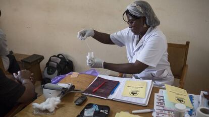 Una enfermera atiende a un paicente de diabetes en el hospital San Mart&iacute;n de Porres de Yaund&eacute;.