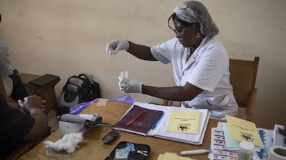 Una enfermera atiende a un paicente de diabetes en el hospital San Martín de Porres de Yaundé.