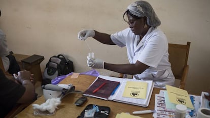 Una enfermera atiende a un paicente de diabetes en el hospital San Mart&iacute;n de Porres de Yaund&eacute;.