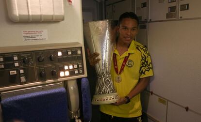 El colombiano Carlos Bacca, con el trofeo.