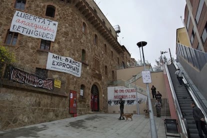 La m&iacute;tica casa okupa Kasal de la Muntanya, con carteles de protesta.