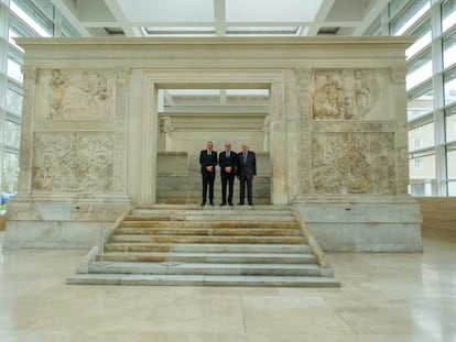 Jean-Christophe Babin, el alcalde Roberto Gualtieri y Nicola Bulgari en el Ara Pacis durante la presentación de la Fundación Bulgari