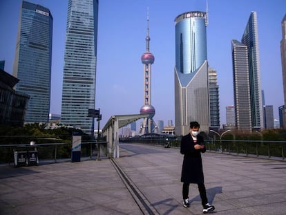 Un hombre camina por el distrito financiero de Shanghái, el lunes.