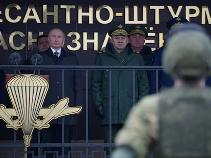El presidente ruso, Vladímir Putin, y el ministro de Defensa, Serguéi Shoigu, en una ceremonia militar, el domingo en Pskov.