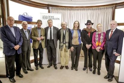 Enrique Loewe (i) y su hija Sheila Loewe (4d), junto a los miembros del jurado que ha fallado este miércoles los ganadores del XXVIII premio Loewe de Poesía, presidido por el director del Instituto Cervantes, Victor García de la Concha (2i), y formado por algunos de los poetas vivos más importantes: Jesús García Sánchez (3i), Jaime Siles (4i), Antonio Colinas (c), Luis Antonio de Villena (3d), Soledad Puertolas (2d) y Oscar Hahn (d).