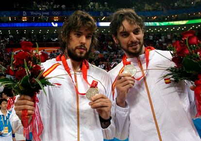 La selección no pudo vencer a Estados Unidos en la final de los Juegos Olímpicos de 2008 y tuvo que conformarse con la plata tras perder 118-107. En la imagen, los hermanos Gasol muestran la medalla.