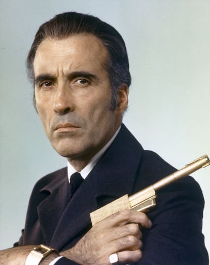 Christopher Lee interpretando a Scaramanga en una de las sagas de James Bond, 'El hombre de la pistola de oro' en 1974.