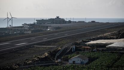 El aeropuerto de La Palma, cerrado debido a la ceniza del volcán de Cumbre Vieja, el 3 de noviembre de 2021. 