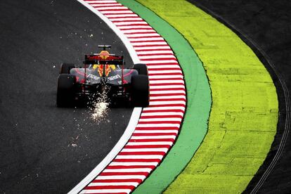 El piloto holandés de Fórmula Uno, Max Verstappen —de la escudería Red Bull— dirige su monoplaza durante los entrenamientos libres del Gran Premio de Japón de F1 que se disputa en el circuito de Suzuka en Japón.