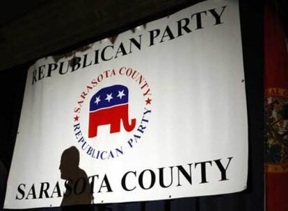 La sombra del candidato republicano Rudy Giuliani se alza sobre un cartel electoral el pasado viernes en Sarasota, Florida.