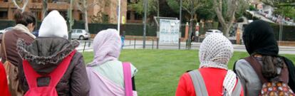 Cuatro de las menores que ayer se pusieron el <i>hiyab</i> en solidaridad con Najwa, a su llegada al instituto Camilo José Cela, en Pozuelo de Alarcón.