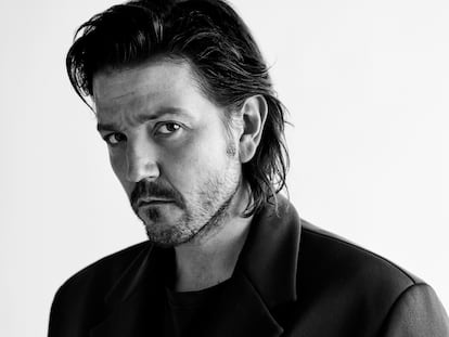 Diego Luna posa en exclusiva para ICON, con chaqueta y camiseta Prada.