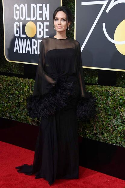 Angelina Jolie eligió un vestido con mangas acampanadas cuajadas de plumas. Versace firma el diseño.