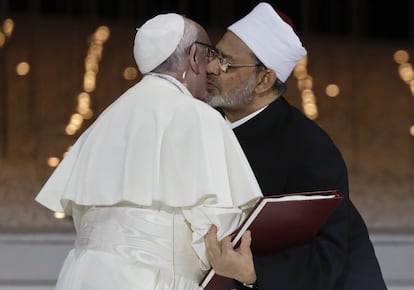 El pontífice abraza a Sheikh Ahmed el-Tayeb, el gran imán de Al-Azhar de Egipto, tras la reunión interreligiosa en el Memorial del Fundador en Abu Dabi.